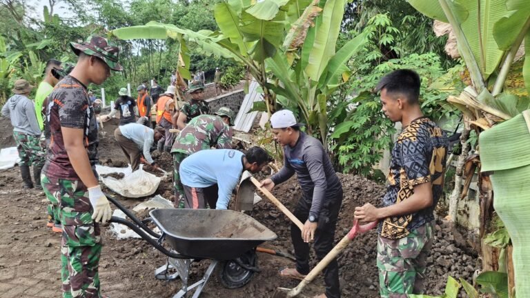 Satgas TMMD Kodim 0825/Banyuwangi Hadirkan Solusi Sederhana di Medan Sulit: Angkong Jadi Kunci Pembangunan