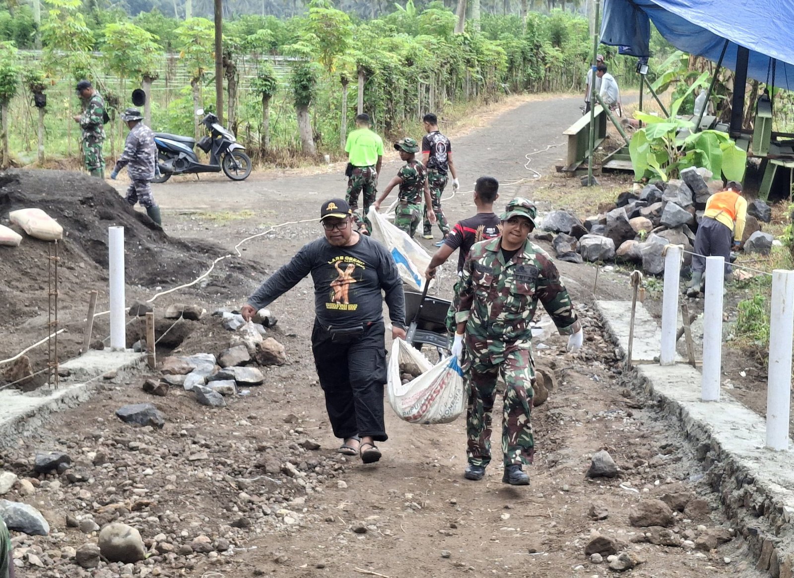 Berat Sama Dipikul, Ringan Sama Dijinjing — TMMD 125 Kodim 0825/Banyuwangi Angkut Material dengan Semangat Rakyat