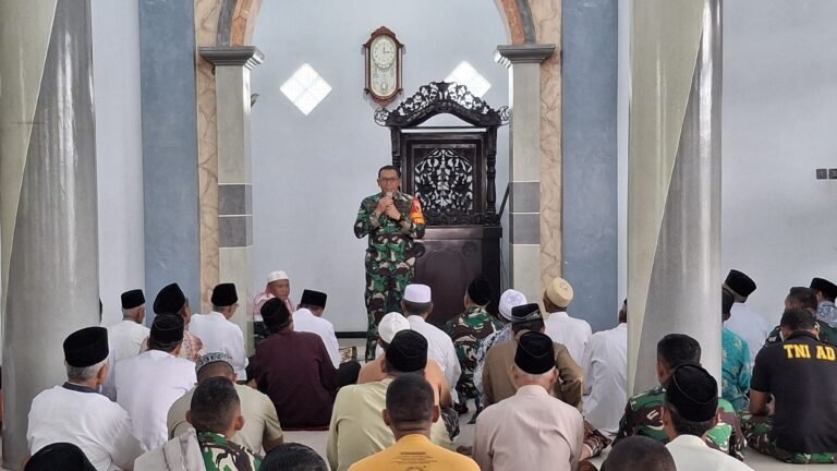 Dandim 0825/Banyuwangi Sapa Warga Usai Shalat Jumat di Lokasi TMMD 125 Siliragung
