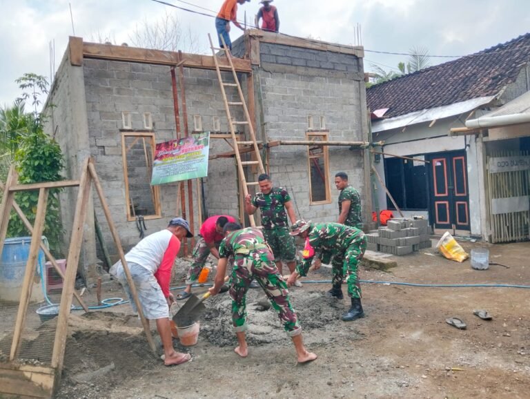 Sertu Bambang Panjat Atap demi Rutilahu, Wujud Nyata TNI Bangun Harapan di Desa Kesilir