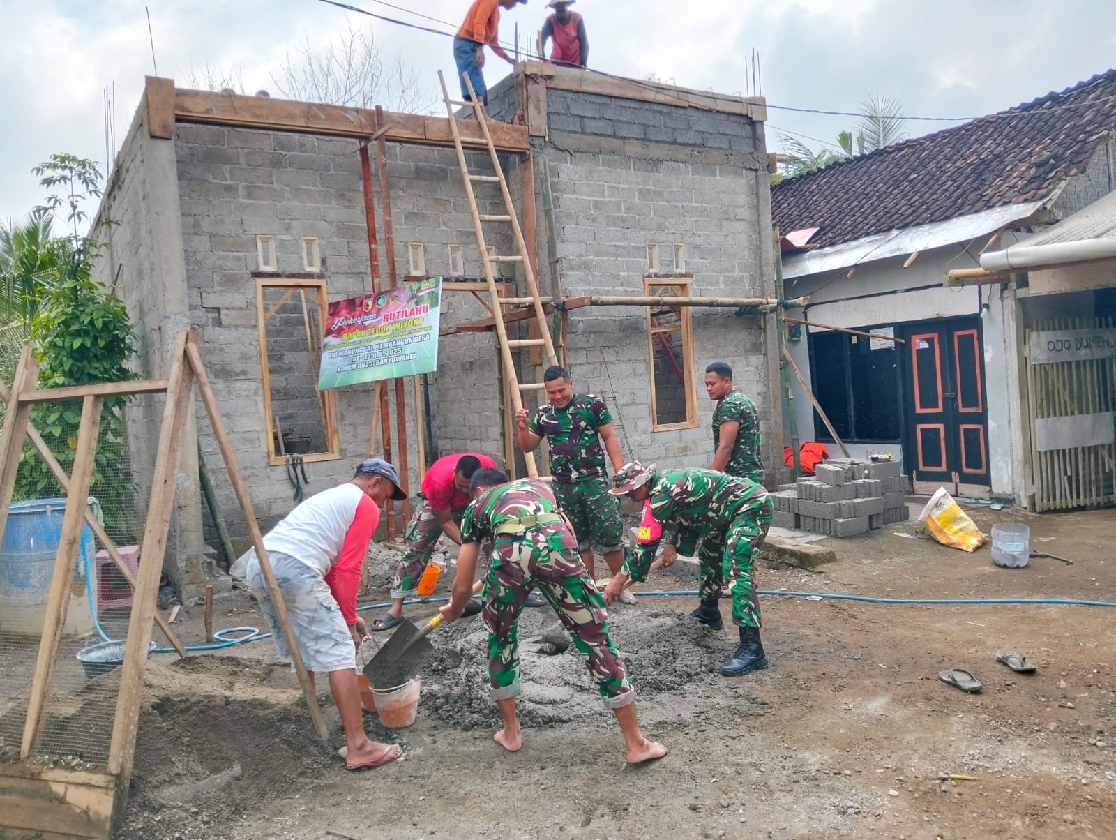 Sertu Bambang Panjat Atap demi Rutilahu, Wujud Nyata TNI Bangun Harapan di Desa Kesilir