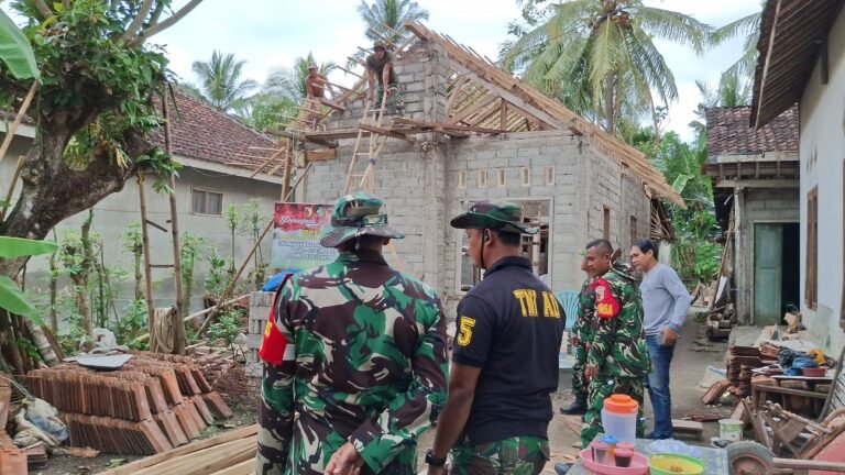 Dansatgas TMMD ke-125 Tinjau Progres RUTILAHU Rumah Ibu Sulami di Desa Kesilir, Wujudkan Hunian Layak