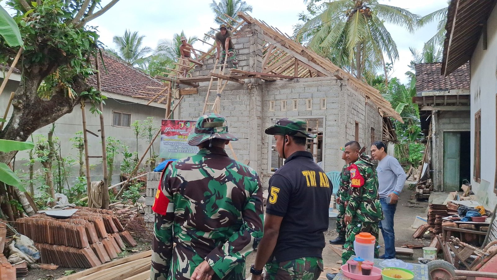 Dansatgas TMMD ke-125 Tinjau Progres RUTILAHU Rumah Ibu Sulami di Desa Kesilir, Wujudkan Hunian Layak