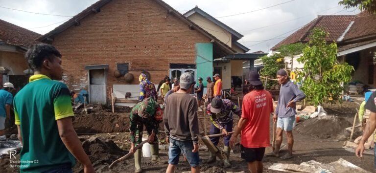 Babinsa Koramil Songgon Produktif Dukung Program Renovasi Rutilahu Melalui Karya Bakti Gotong Royong