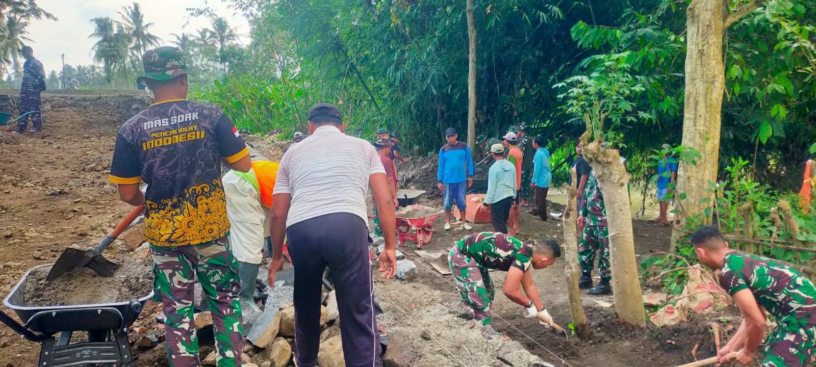 Satgas TMMD 125 Kodim 0825/Banyuwangi Tancap Gas Bangun Jembatan Demi Akses Warga Pedesaan