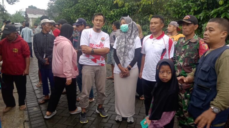 Babinsa Koramil 0825/20 Songgon Produktif Dampingi Pemakaman Korban KMP Tunu Pratama Jaya