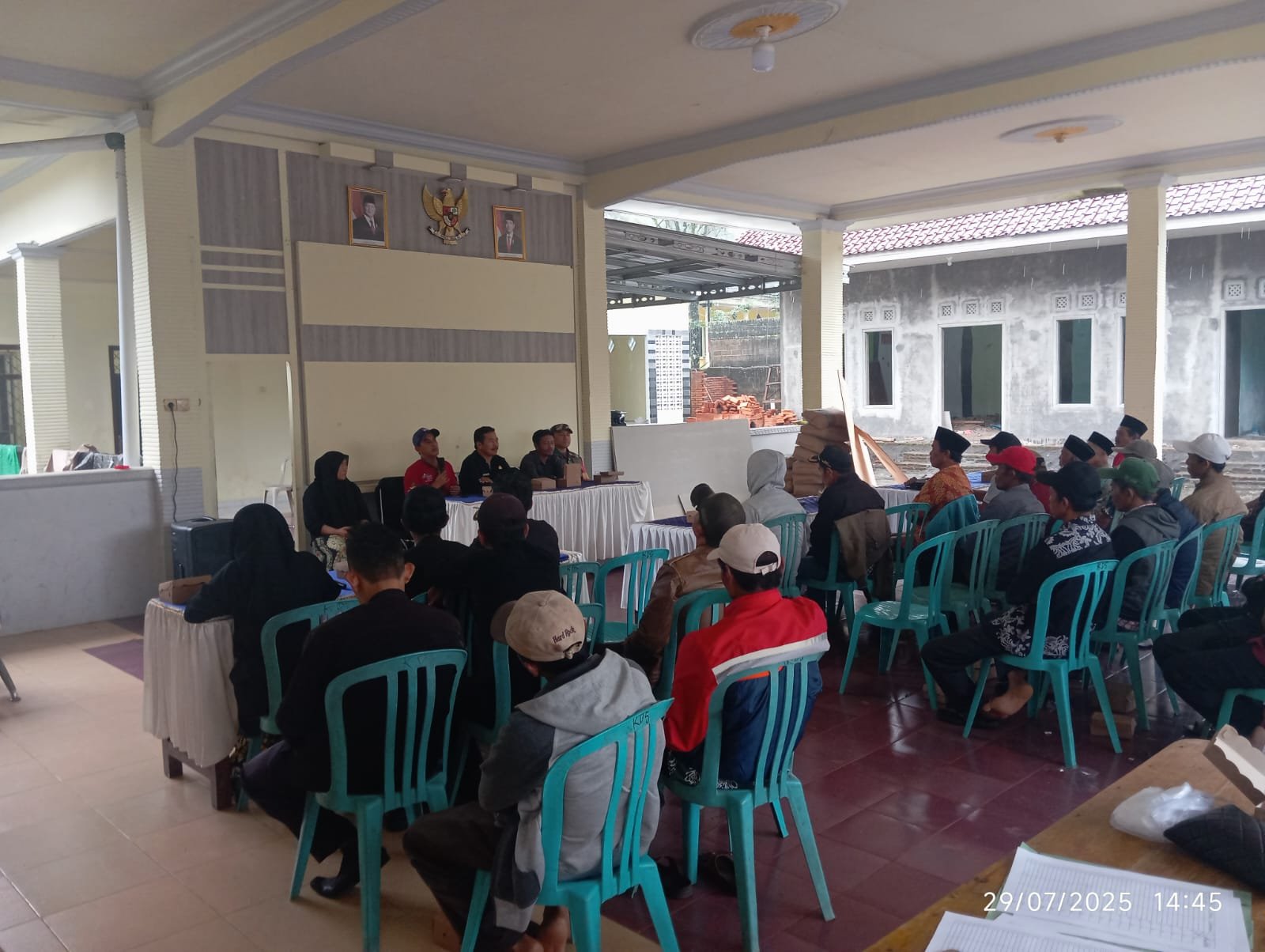 Babinsa Koramil 0825/20 Songgon Produktif Dukung Musyawarah Bantuan Langsung Tunai Dana Desa Dan Program Bantuan Pangan Di Desa Sumberarum