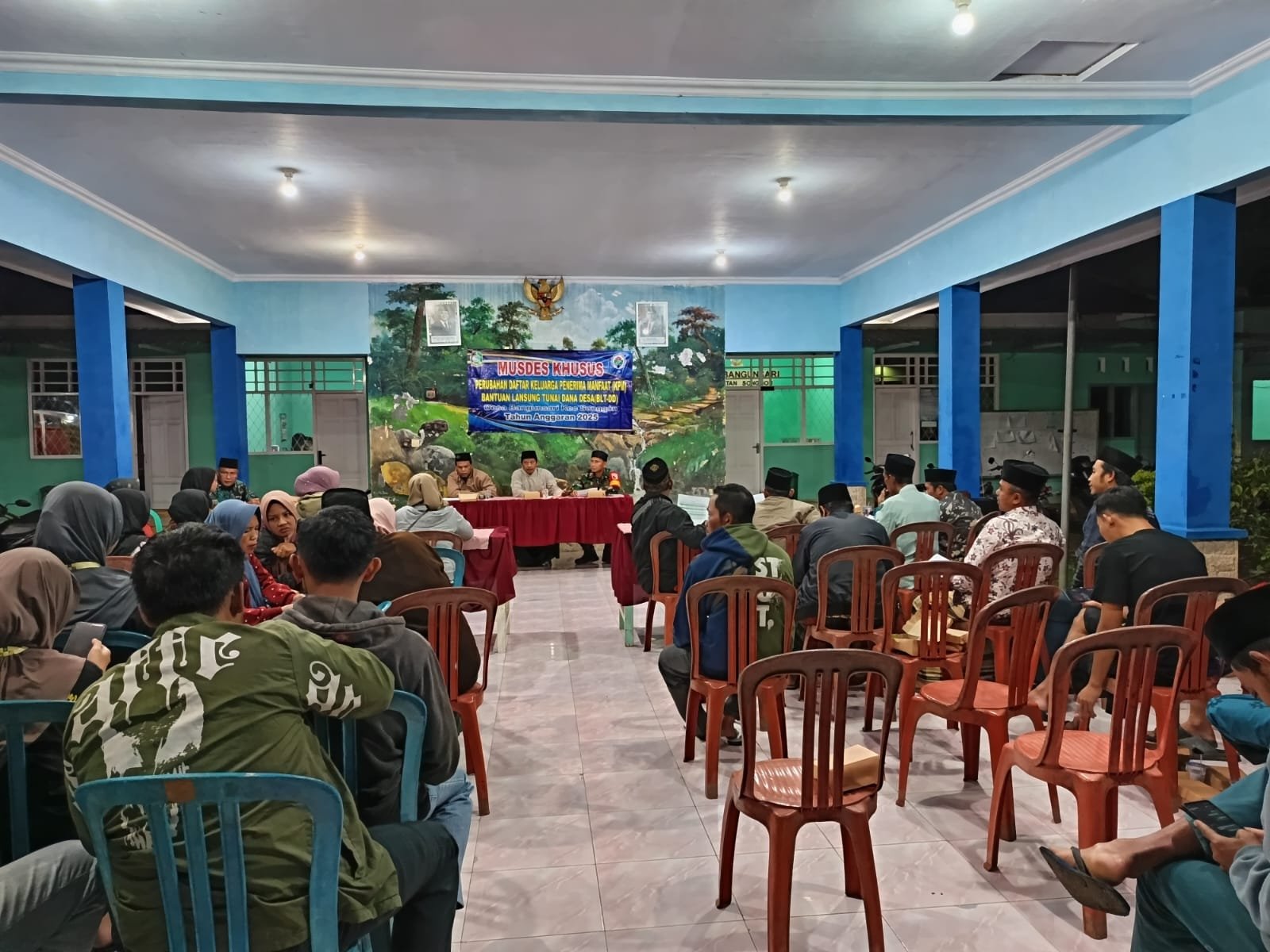 Babinsa Koramil 0825/20 Songgon Produktif Hadiri Musdes Khusus Penetapan Keluarga Penerima Manfaat BLT-DD Desa Bangunsari
