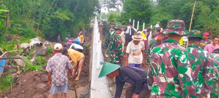 Babinsa Posramil 0825/24 Siliragung Sertu Bambang Pimpin Langsung Aksi Gotong Royong Demi Percepatan Pembangunan Jembatan TMMD Ke 125 Di Desa Kesilir.