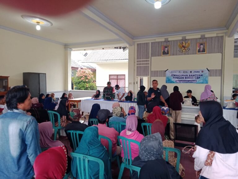 Babinsa Koramil 0825/20 Songgon Produktif Dampingi Penyaluran Bantuan Pangan Beras Alokasi Juni-Juli 2025