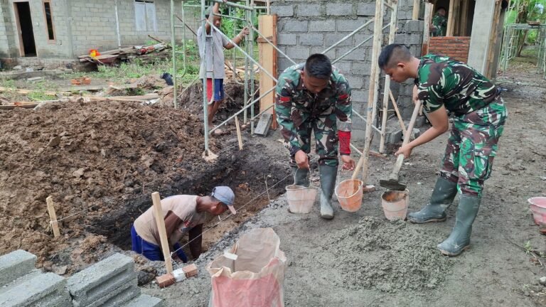 Aduk Semen, Angkut Ember, TNI dan Warga Kompak Bangun MCK Demi Hidup Lebih Sehat