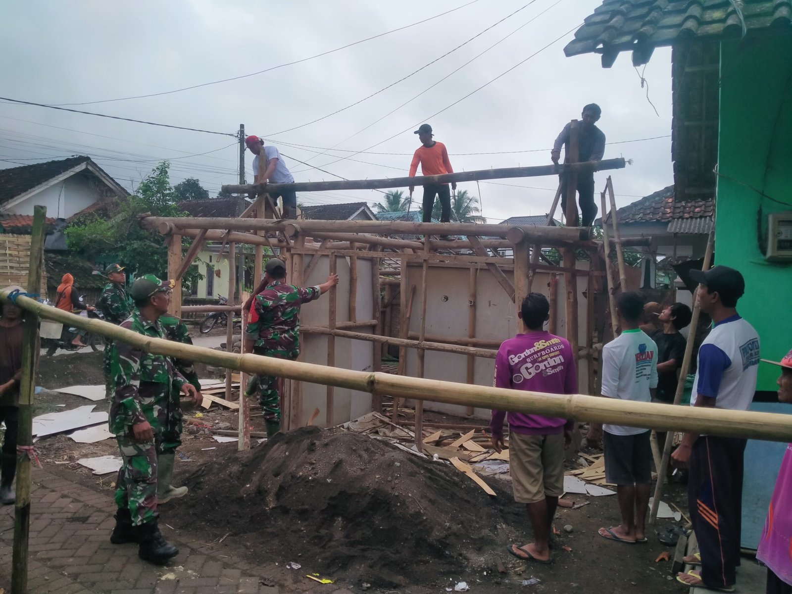 Anggota Koramil 0825/20 Songgon Produktif Wujudkan Program Rutilahu Melalui Karya Bakti Gotong Royong