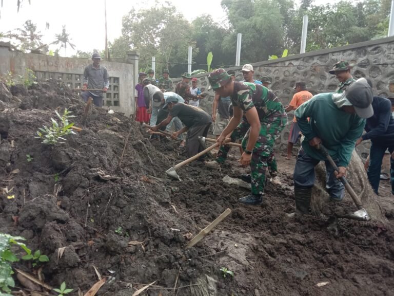 Satgas TMMD 125 Kodim 0825/Banyuwangi Laksanakan Penimbunan dan Pembuatan Selokan di Siliragung