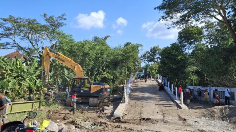 Progres Pembangunan Jembatan TMMD 125 Memasuki Tahap Krusial, Satgas Mulai Pasang Rangka Besi Penghubung Pondasi