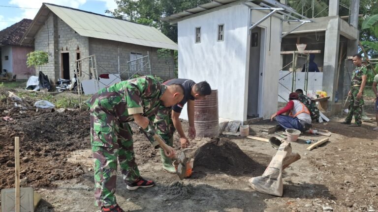 TNI dan Warga Kompak Tuntaskan Pembangunan MCK di Lokasi TMMD