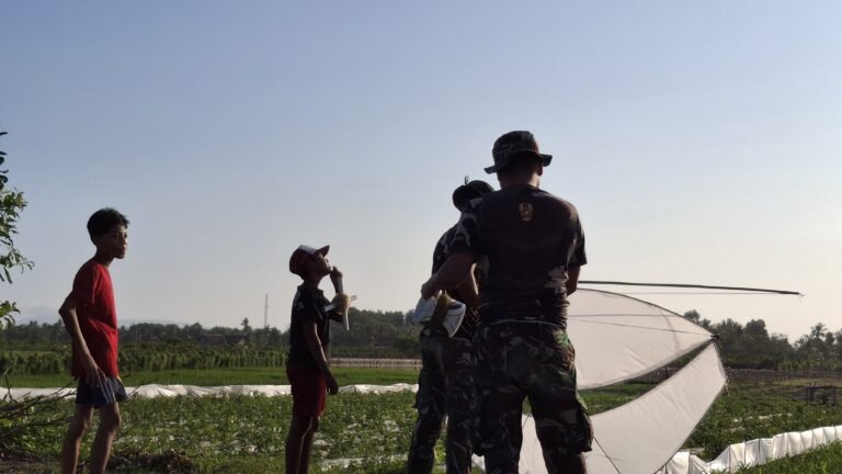 Lebih dari Sekadar Membangun, Satgas TMMD 125 Rajut Kebersamaan dengan Anak-anak Siliragung