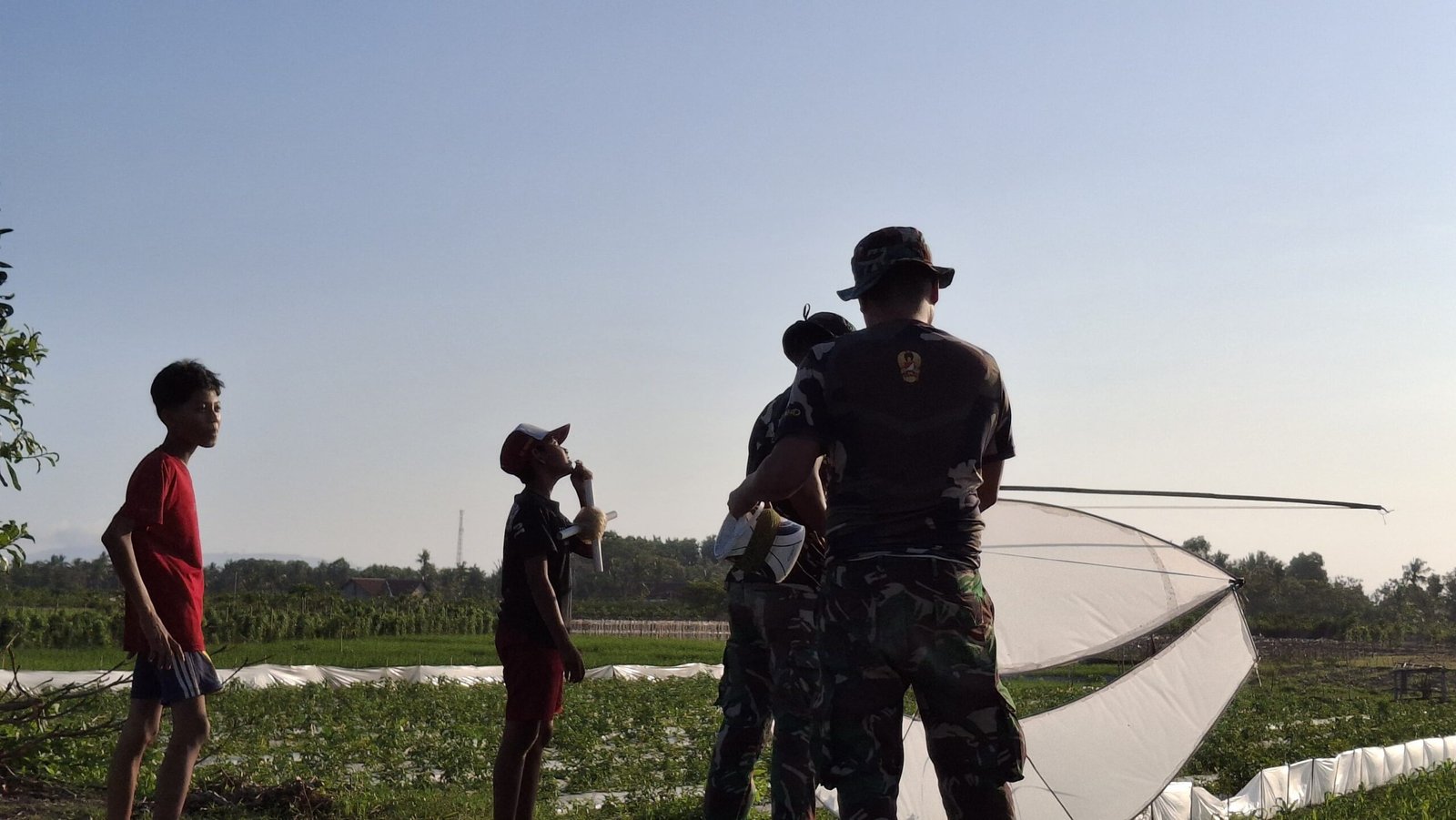 Lebih dari Sekadar Membangun, Satgas TMMD 125 Rajut Kebersamaan dengan Anak-anak Siliragung