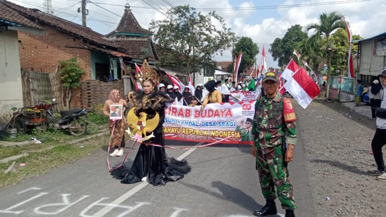 Babinsa Koramil Songgon Produktif Dukung Suksesnya Karnaval Budaya Desa Sragi Dalam Rangka HUT RI Ke-80