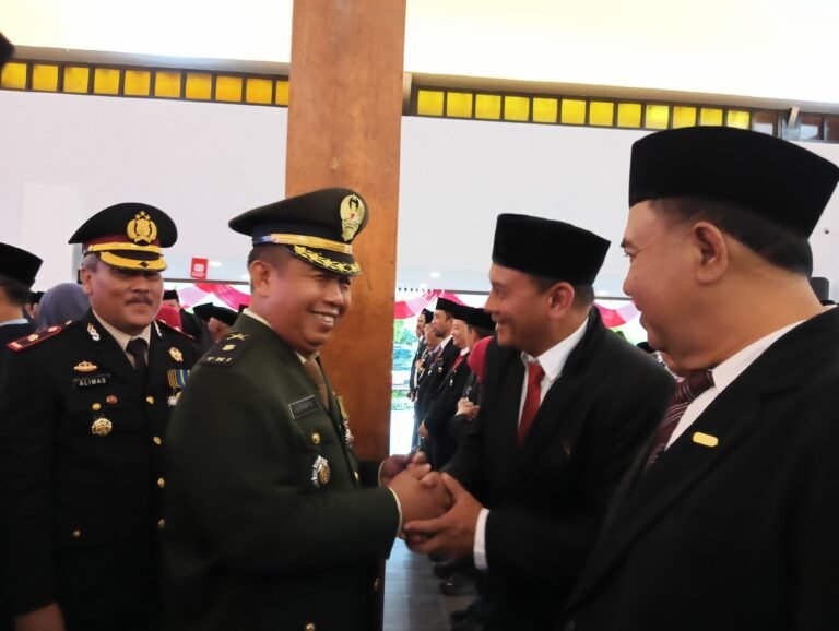 Kasdim 0825/Banyuwangi Hadiri Upacara Penganugerahan Tanda Kehormatan Satya Lencana Karya