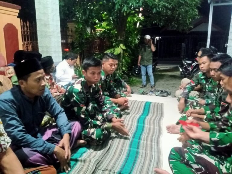 Bintalrem Satgas TMMD 125 Kodim Banyuwangi Laksanakan Yasinan Bersama Warga di Rumah Bapak Jamroni