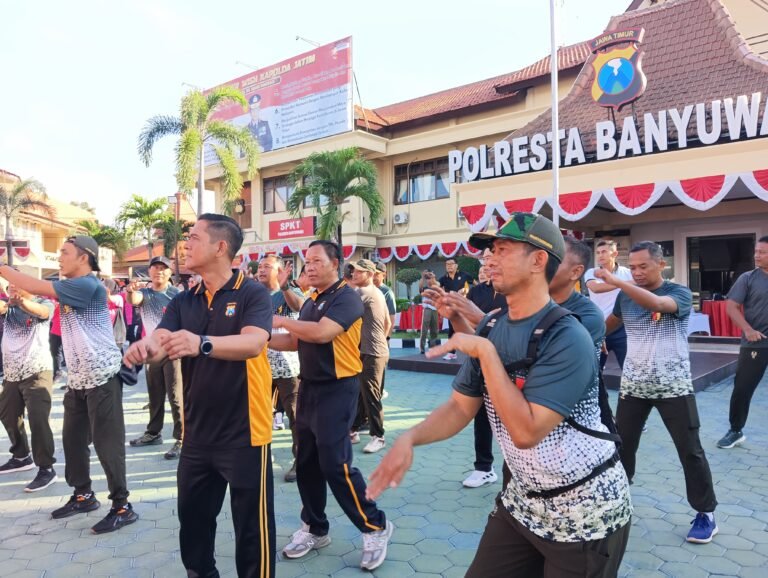 Kasdim 0825/Banyuwangi Hadiri Olahraga Bersama Dalam Rangka Semarak HUT Ke-80 Kemerdekaan RI di Polresta Banyuwangi