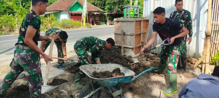 Semangat TMMD ke-125, TNI dan Warga Bangun Gapura Akses Jembatan di Seneporejo