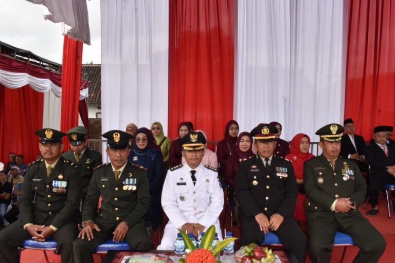 Kasdim 0825/Banyuwangi Pimpin Upacara HUT RI Ke-80 Satgas TMMD 125 Di Lapangan Siliragung