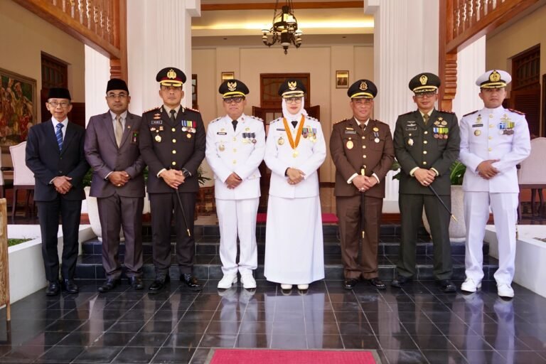 Dandim 0825/Banyuwangi Ikuti Upacara Detik-Detik Proklamasi dan Pengibaran Bendera di Istana Negara Secara Virtual