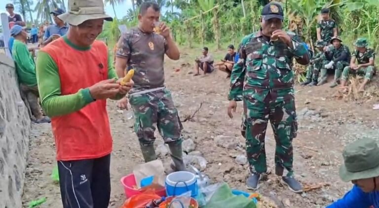 Satgas TMMD ke-125 Kodim 0825/Banyuwangi Humanis dengan Warga di Sela Istirahat