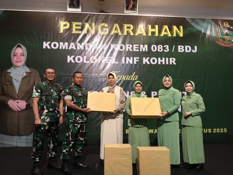 Danrem 083/Baladhika Jaya Serahkan Bantuan Komputer Untuk SMP Kartika IV-7 Siliragung Banyuwangi