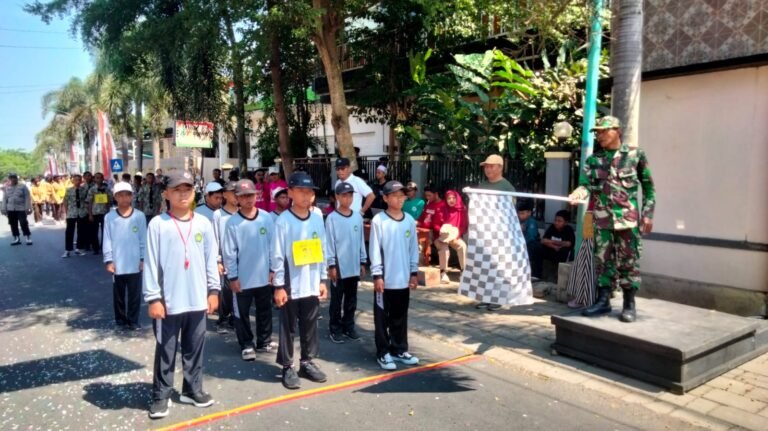Koramil 0825/20 Songgon Produktif Sukseskan Kegiatan Gerak Jalan Dalam Rangka HUT RI Ke-80