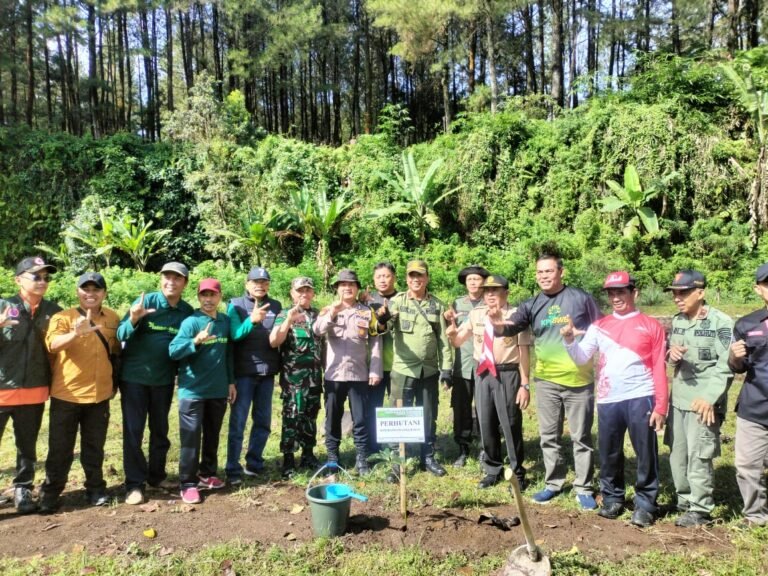 Koramil 0825/20 Songgon Dukung Program Banyuwangi Berseri Melalui Penanaman 1000 Pohon Di Bantaran Sungai Badeng