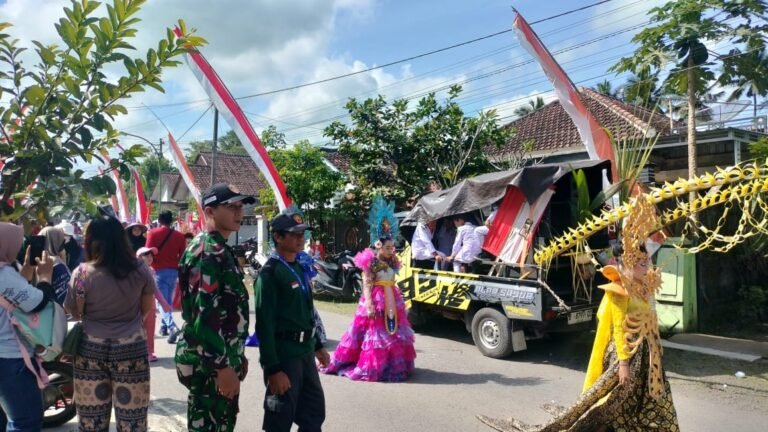 Babinsa Koramil 0825/20 Songgon Sukseskan Karnaval HUT RI Ke-80 Desa Bedewang