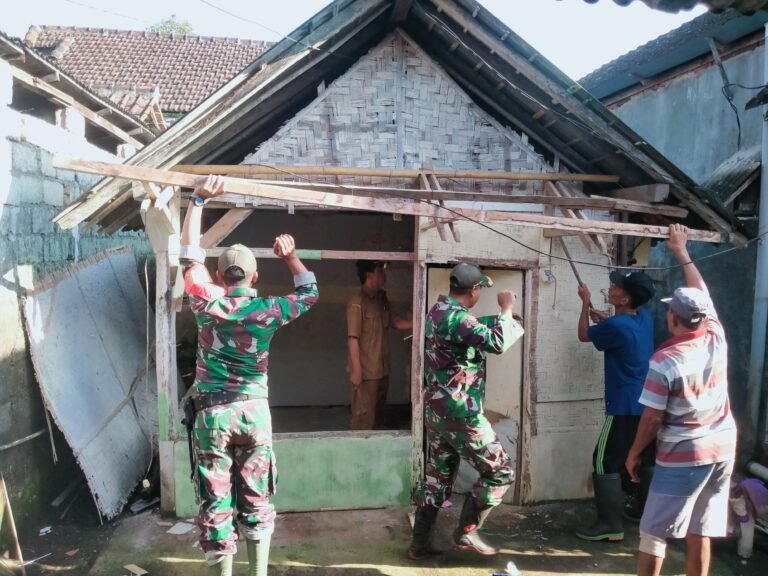 Babinsa Koramil 0825/20 Songgon Produktif Dukung Program Renovasi Rutilahu Tahun 2025