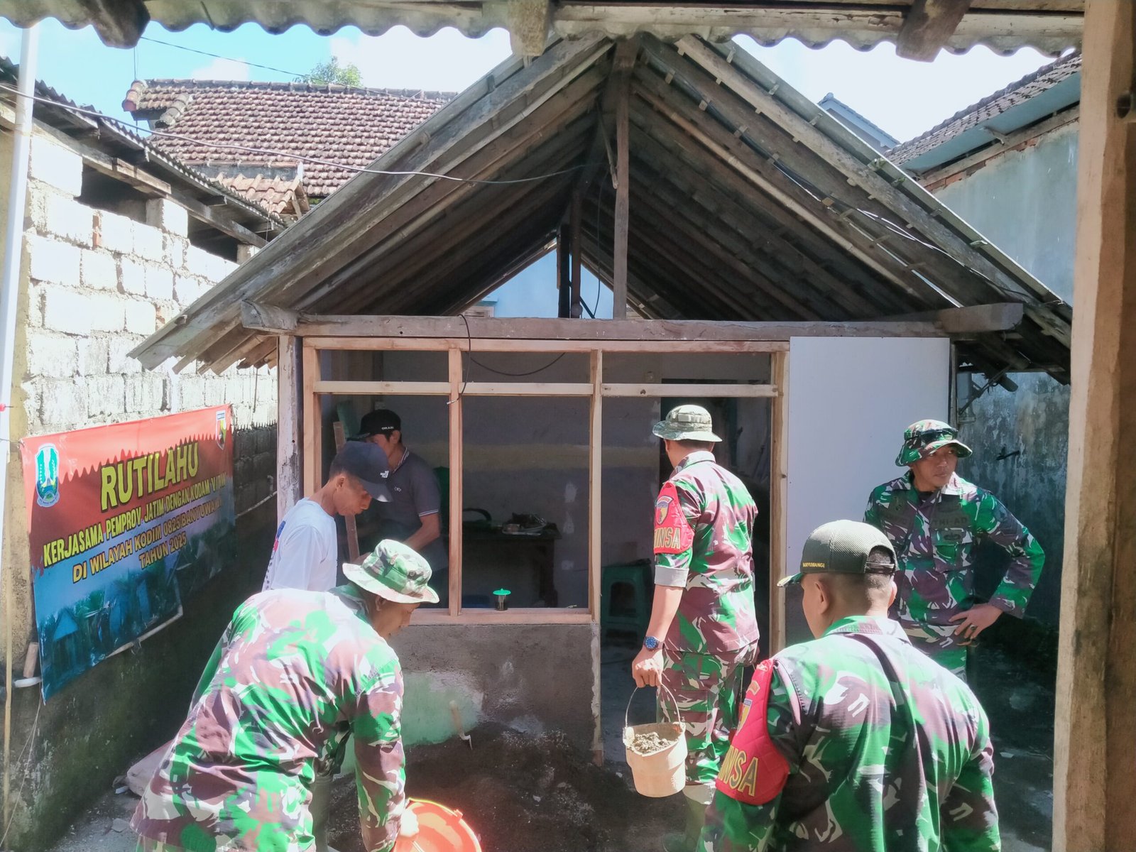 Babinsa Koramil 0825/20 Songgon Produktif Dukung Kelanjutan Pekerjaan Renovasi Rutilahu Tahun 2025
