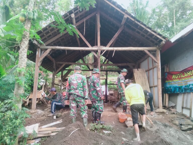 Babinsa Koramil Songgon Bersama Masyarakat Wujudkan Program Rutilahu Melalui Gotong Royong Produktif.