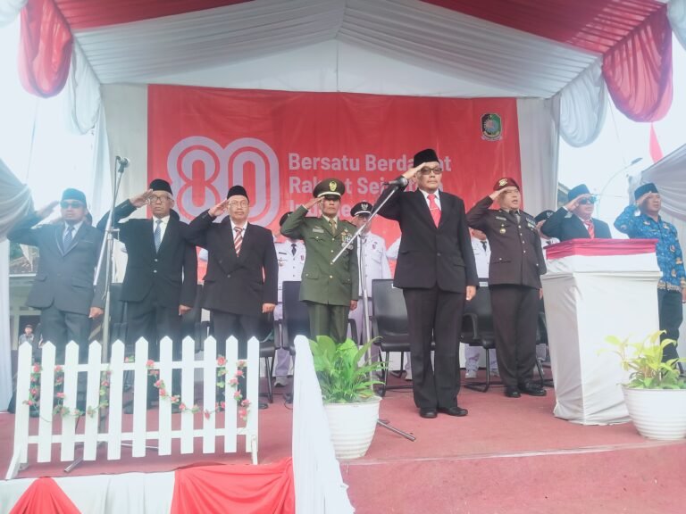 Upacara Pengibaran Bendera Merah Putih HUT Kemerdekaan RI Ke-80 Kecamatan Songgon Berlangsung Khidmat Dan Produktif