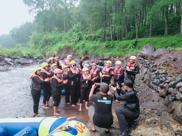 Komandan Koramil 0825/20 Songgon Dampingi kunjungan Wisata Ketua Persit Cabang XXXIX Kodim 0825/Banyuwangi Ke Destinasi Wisata Bos Pro Desa Sumberbulu