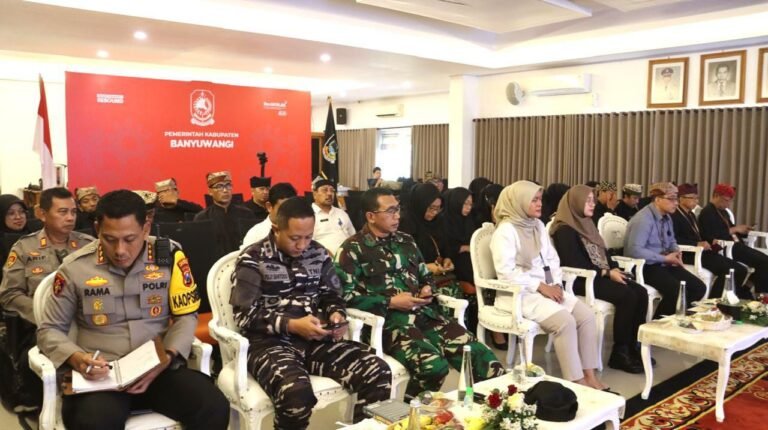 Dandim 0825/Banyuwangi Bersama Forkopimda Ikuti Arahan Mendagri dan Ka Bulog Terkait Sosialisasi Penyaluran Beras