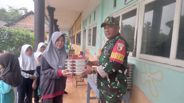 Babinsa Koramil 0825/20 Songgon Dampingi Program Makan Bergizi Gratis Demi Generasi Sehat Dan Produktif