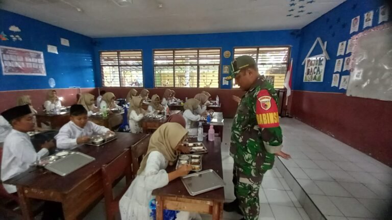 Babinsa Koramil 0825/20 Songgon Dampingi Distribusi Makan Bergizi Gratis Uuntuk 2.805 Siswa