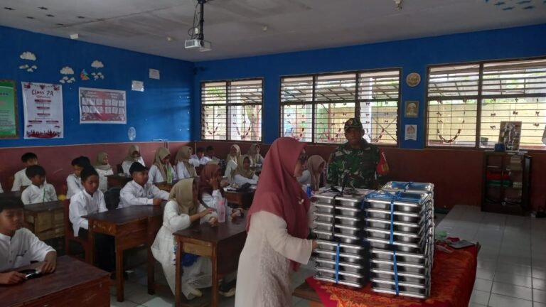 Babinsa Koramil 0825/20 Songgon Dampingi Pendistribusian Makan Bergizi Gratis, Wujudkan Generasi Sehat Dan Produktif