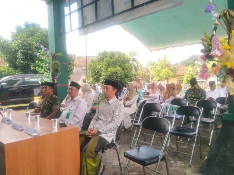 Danramil Dan Babinsa Koramik 0825/20 Songgon Hadiri Peringatan Maulid Nabi Muhammad Saw Di KUA Kecamatan Songgon