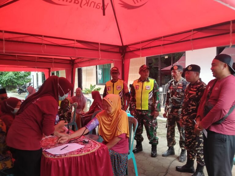 Babinsa Koramil Songgon Dampingi Program Pemeriksaan Kesehatan Gratis Untuk Warga Desa Sragi