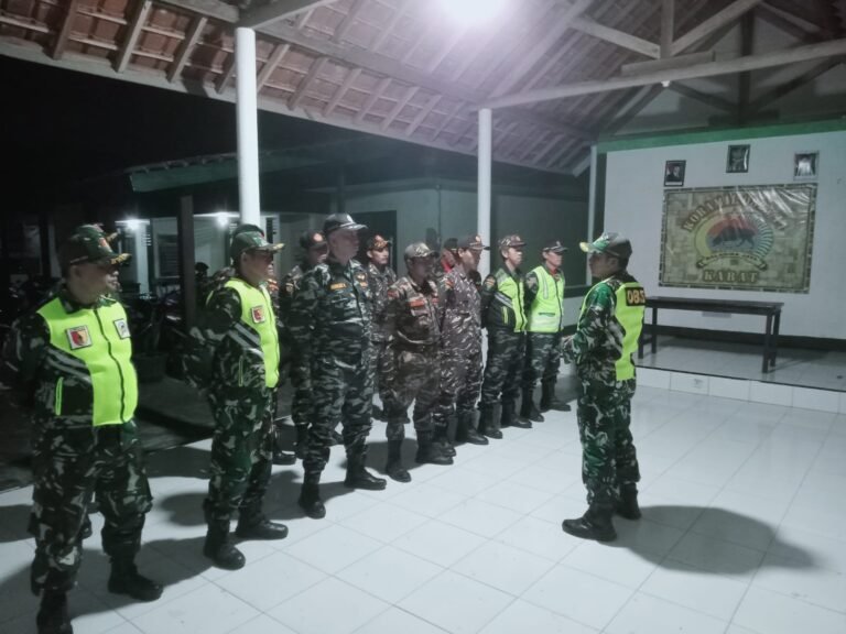 Apel dan Patroli Gabungan TNI Bersama Komponen Pendukung Jaga Kamtibmas di Kecamatan Kabat