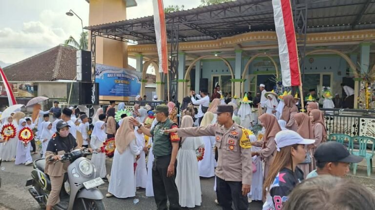 Harmoni Tiga Pilar: Babinsa dan Bhabinkamtibmas Hadiri Peringatan Maulid Nabi di Banyuwangi, Diikuti Langsung Bupati Via Zoom