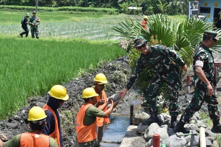 DANDIM 0818/MALANG-BATU LETKOL CZI BAYU NUGROHO LETAKKAN BATU PERTAMA PEMBUATAN DRAINASE TMMD KE-126