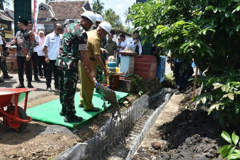 BUPATI MALANG DAN DANDIM 0818/MALANG-BATU TINJAU SASARAN DRAINASE TMMD KE-126 DI DESA LEBAKHARJO
