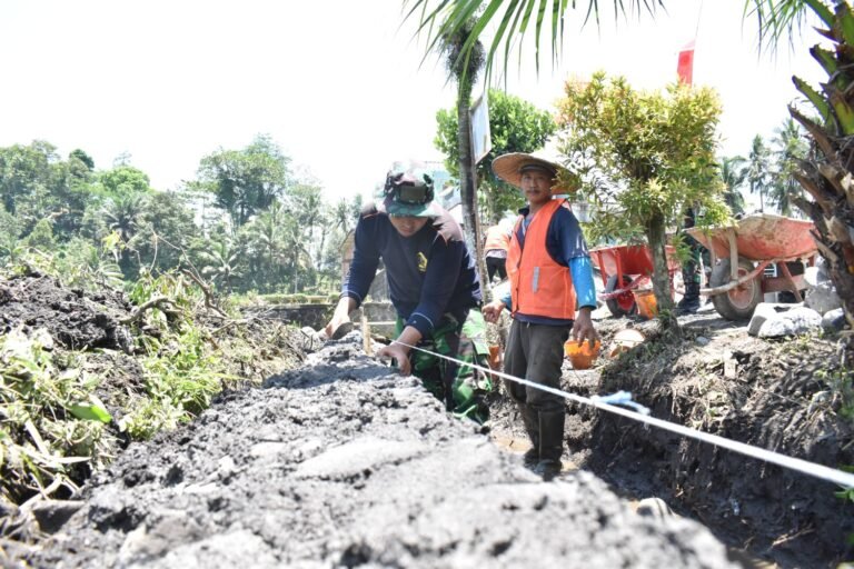Satgas TMMD ke-126 Kodim 0818 Bersama Warga Dusun Krajan A Bangun Drainase Secara Gotong Royong
