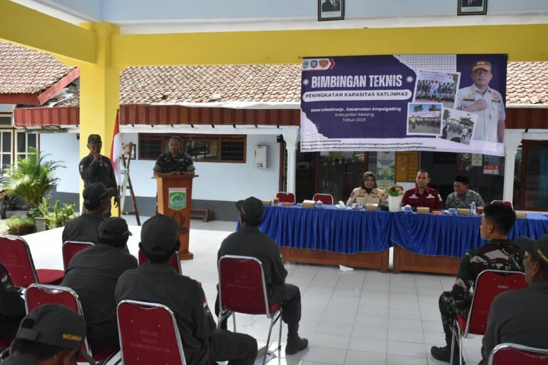 Kegiatan Bimbingan Teknis Peningkatan Kapasitas Satlinmas dalam rangka TMMD ke-126 Kodim 0818/Malang-Batu berjalan sukses dengan peran aktif Danramil 0818/17 Ampelgading Kapten Arh Zainuri bertempat di Balai Desa Lebakharjo Kecamatan Ampelgading Kabupaten Malang.